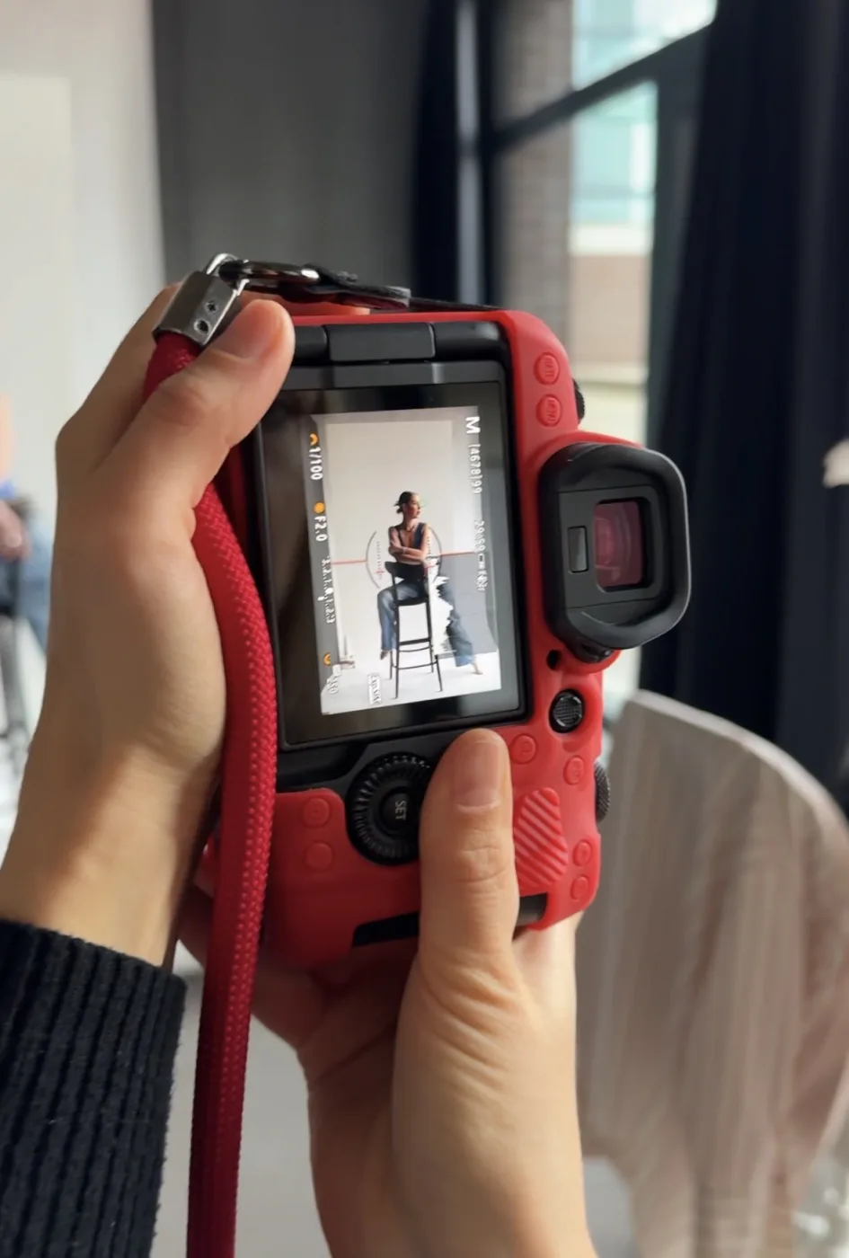 Rote Kamera im Studio zeigt auf dem Display ein Model beim Fotoshooting.