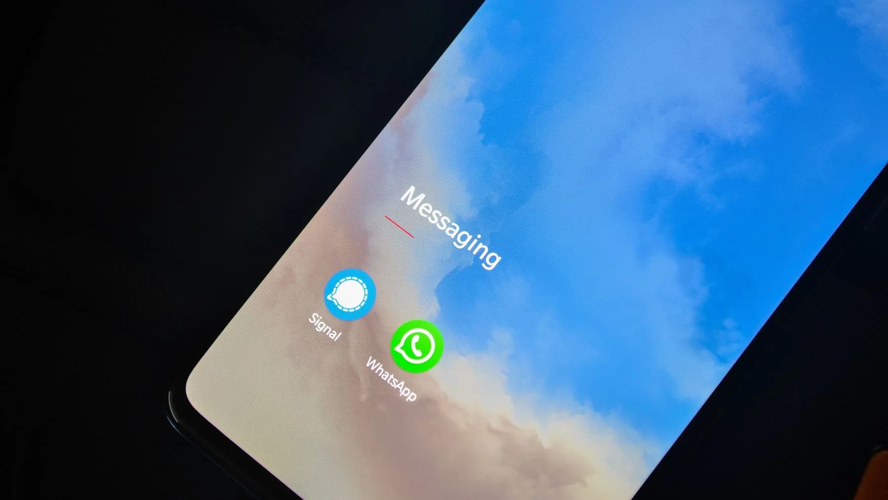 Nahaufnahme eines Smartphone-Bildschirms mit dem WhatsApp-Symbol im Ordner «Messaging».