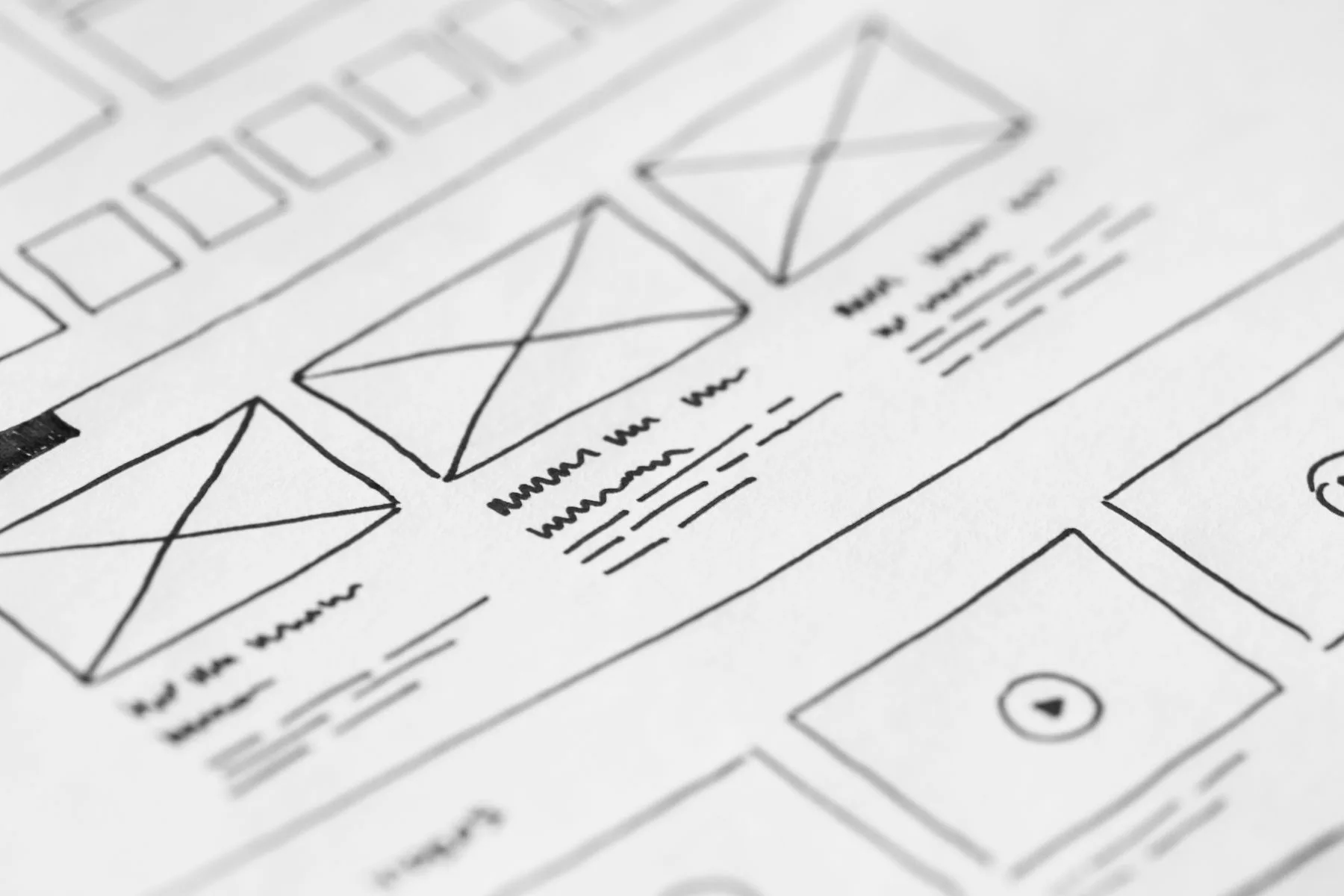 Von Hand gezeichnete Wireframes einer Website auf Papier, Nahaufnahme.